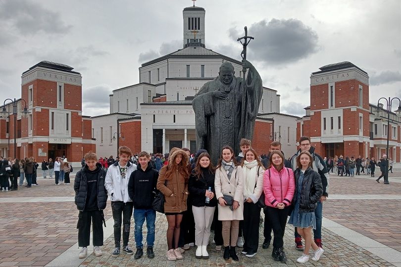 Uczniowie klasy drugiej przed pomnikie Jana Pawła 2 w Łagiewnikach.