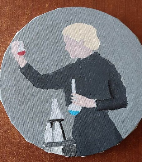 Praca plastyczna wykonana farbami przedstawiająca Marię z przyrządami chemicznymi podczas wykonywania doświadczenia.