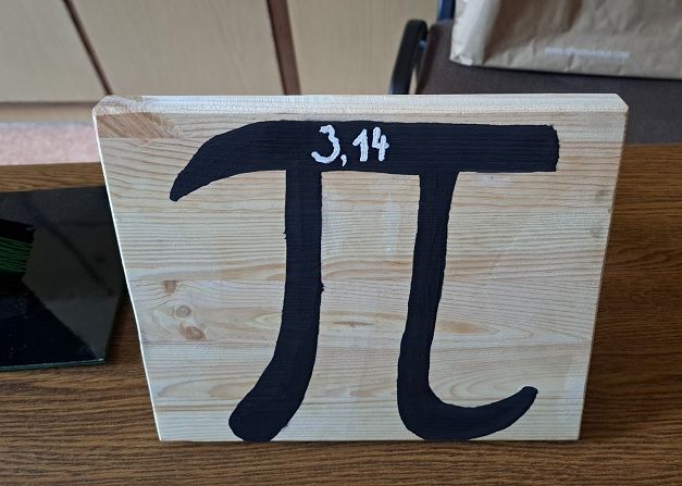 Wizualizacja liczby Pi na drewnianej desce.