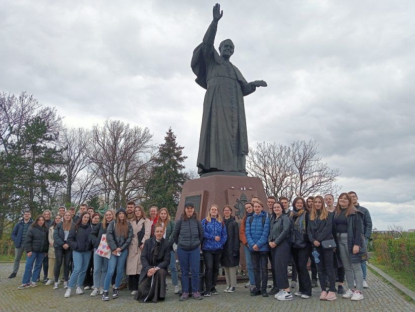 Uczniowie klasy maturalnej na Jasnej Górze przed pomnikiem Jana Pawła II