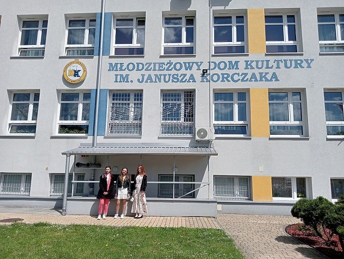 Uczennice reprezentujące ZSCH stoją przed budynkiem Młodzieżowego Domu Kultury im. Janusza Korczaka