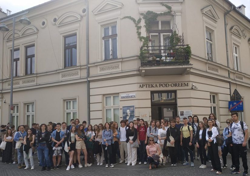 Uczniowie ZSCH przed budynkiem w którym mieści się Apteka Pod Orłem, na Placu Bohaterów Getta