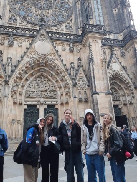 Uczniowie przed katedrą na praskim zamku.