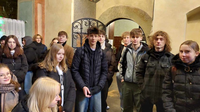 Uczniowie podczas wizyty w synagodze.