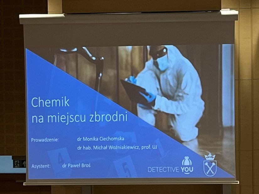 Pierwszy slajd przentacji wyświtlony na ekranie. Slaj zatytułowany "Chemik na miejscu zbrodni".