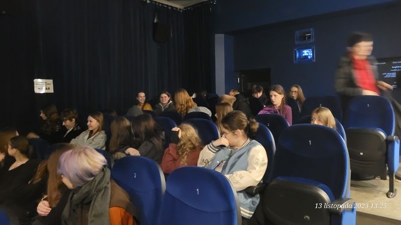 Uczniowie siedzący w fotelach kina Paradox.