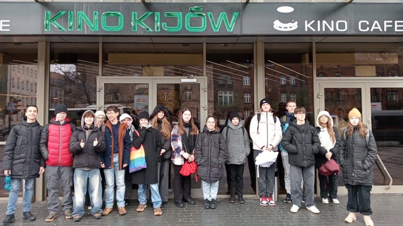 Uczniowie przed kinem "Kijów"