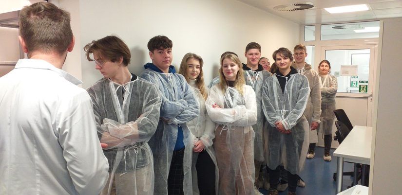 Uczniowie podczas zwiedzania Zakładów Farmceutycznych TEVA