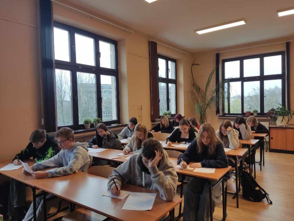 Uczniowie podczas rozwiązywania testu. Zdjęcie 2
