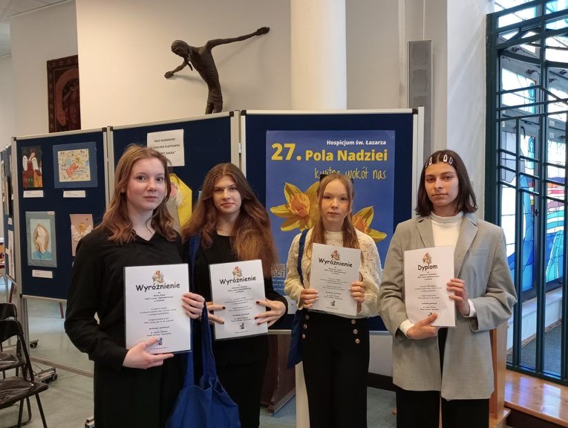 Laureatki konkursu plastycznego "Portret Anioła" z dyplomami.
