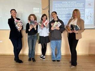 Uczennice wraz z nauczycielkami j. polskiego trzymają w rękach książki.