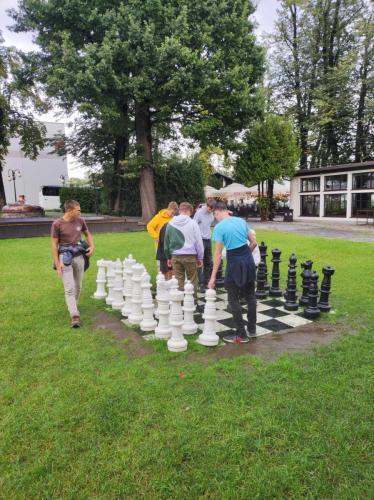 Uczniowie grają w "duże szachy".
