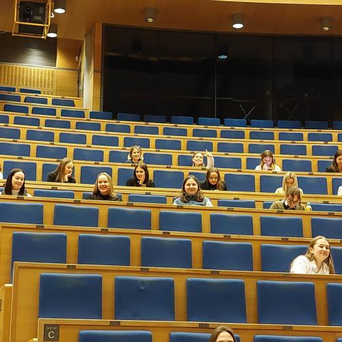 Uczniowie siedzą w fotelach na auli Uniwersytetu Jagielońskiego, tuż przed konkursem. Zdjęcie 2