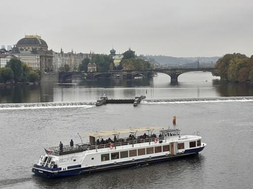 Widok na statek płynący po Dunaju.