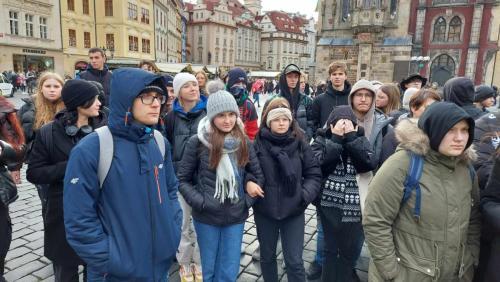 Uczniowie podczas zwiedzania Pragi.