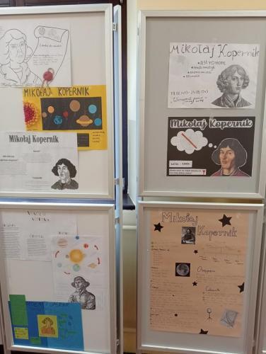 Rok Mikolaja Kopernika - Plakaty konkursowe na szkolnym korytarzu 3