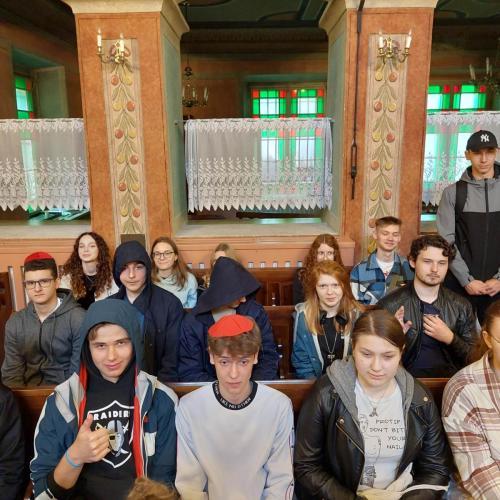 Uczniowie klasy 3a podczas wizyty w judaistycznej świątyni