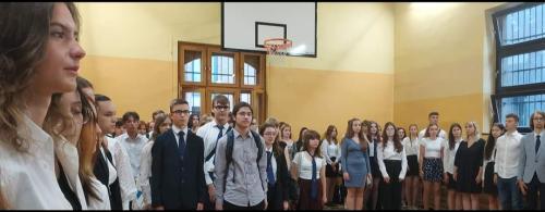Uczniowie którzy otrzymali świadectwa z wyróżnieniem stoją na baczność w czasie hymnu państwowego.