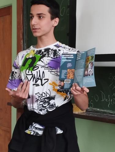 Uczeń prezentujący swoją pracę w postaci broszury.