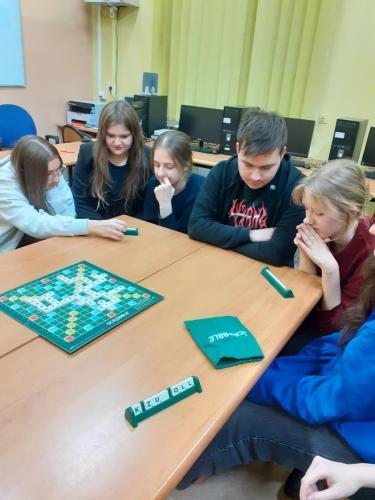 Lekcja niemieckiego. Uczniowie podczas gry w Scrabble. 2.