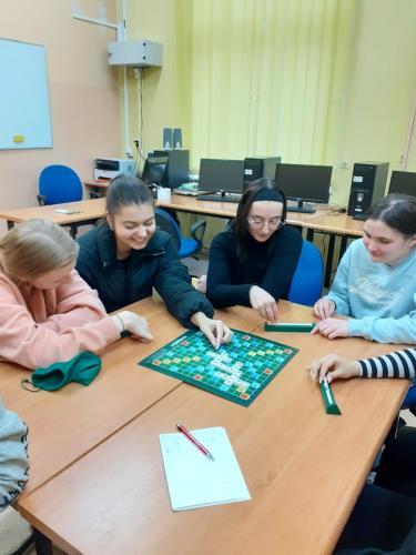 Lekcja niemieckiego. Uczniowie grający w Scrabble. Zdjęcie numer 4.